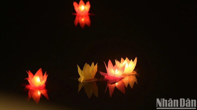 Thousands joined together in prayer for national peace and prosperity, and for humanity to overcome sufferings and the upheavals. Thousands joined together in prayer for national peace and prosperity, and for humanity to overcome sufferings and the upheavals.