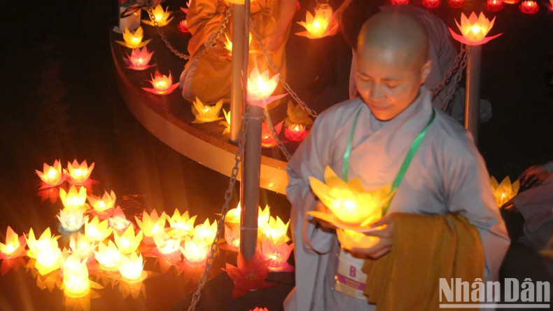 Each lantern in hand is a symbol of light that erases all sufferings, together building a beautiful life. Each lantern in hand is a symbol of light that erases all sufferings, together building a beautiful life.