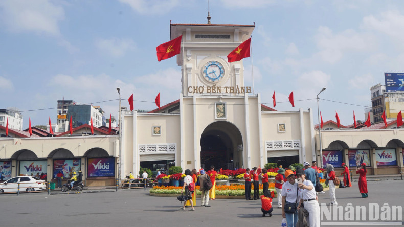 Locals and foreign visitors walk under the brilliant flags in front of Ben Thanh Market, everyone cannot hide their national pride in the historic April days. Locals and foreign visitors walk under the brilliant flags in front of Ben Thanh Market, everyone cannot hide their national pride in the historic April days.