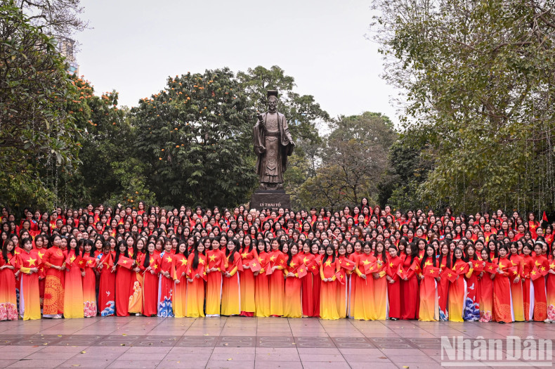 500 female students from the Vietnam Women's Academy wearing Ao Dai with the red flag and yellow star took photo at the Ly Thai To monument. 500 female students from the Vietnam Women's Academy wearing Ao Dai with the red flag and yellow star took photo at the Ly Thai To monument.
