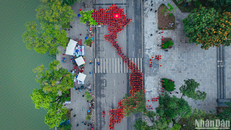 More than 1,000 women wearing Ao Dai formed a map of Vietnam More than 1,000 women wearing Ao Dai formed a map of Vietnam
