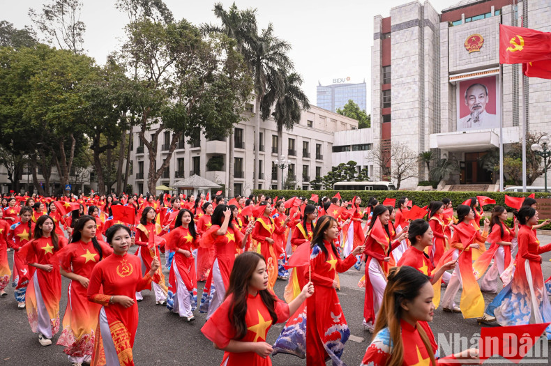 The parade passed the headquarters of the Hanoi Municipal People's Committee. The parade passed the headquarters of the Hanoi Municipal People's Committee.