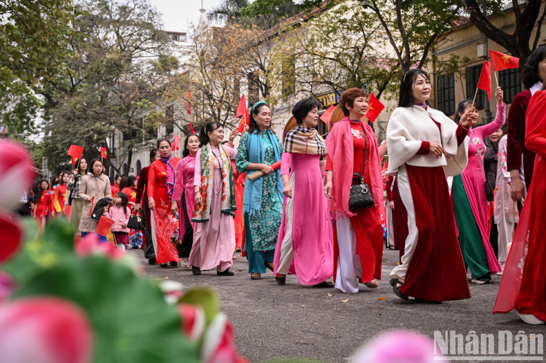 This event was also in response to the "Ao Dai Week" launched by the Central Committee of the Vietnam Women's Union nationwide. This event was also in response to the "Ao Dai Week" launched by the Central Committee of the Vietnam Women's Union nationwide.