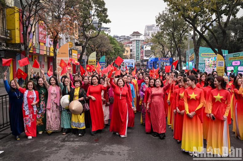 The event attracted more than 1,000 women, including: leaders and officials of the Vietnam Women's Union, officials and members of the Hanoi Women's Union, guests, and officials and students from the Vietnam Women's Academy. The event attracted more than 1,000 women, including: leaders and officials of the Vietnam Women's Union, officials and members of the Hanoi Women's Union, guests, and officials and students from the Vietnam Women's Academy.