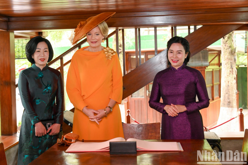 The Belgian Queen and spouse of State President Luong Cuong listened to an introduction to Uncle Ho's Stilt House and the life and career of President Ho Chi Minh. The Belgian Queen and spouse of State President Luong Cuong listened to an introduction to Uncle Ho's Stilt House and the life and career of President Ho Chi Minh.