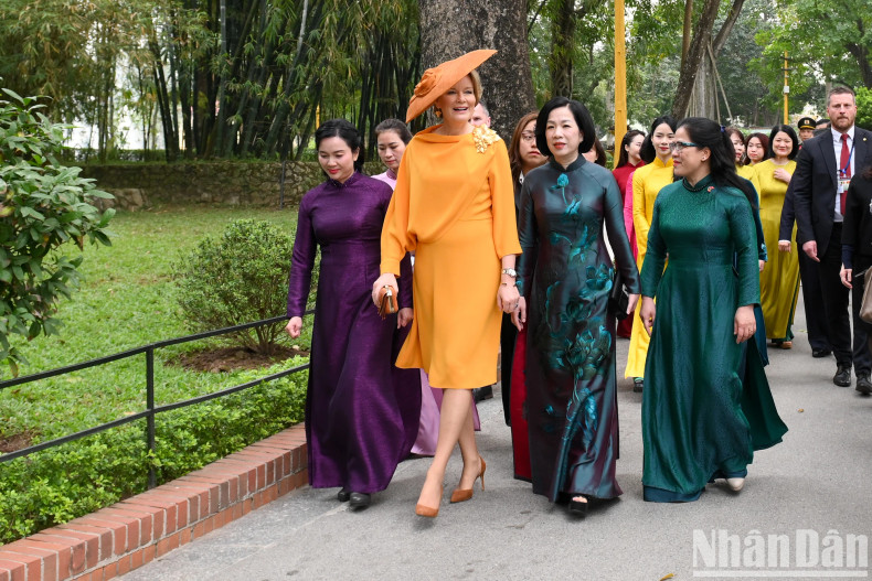 Belgian Queen Mathilde and Nguyen Thi Minh Nguyet, spouse of State President Luong Cuong, visited Uncle Ho's Stilt House in the Presidential Palace Relic Site. Belgian Queen Mathilde and Nguyen Thi Minh Nguyet, spouse of State President Luong Cuong, visited Uncle Ho's Stilt House in the Presidential Palace Relic Site.