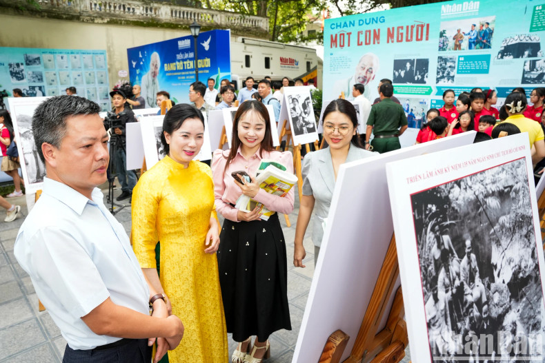 At the exhibition, visitors have the opportunity to explore valuable documents about Uncle Ho's ideology, personality and sacrifice. At the exhibition, visitors have the opportunity to explore valuable documents about Uncle Ho's ideology, personality and sacrifice.