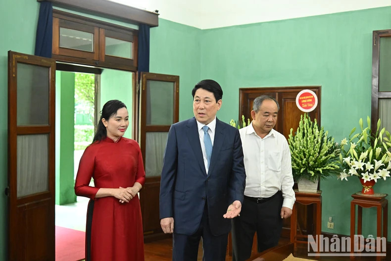 State President Luong Cuong talks with officials and staff at the Ho Chi Minh Relic Site at the Presidential Palace.