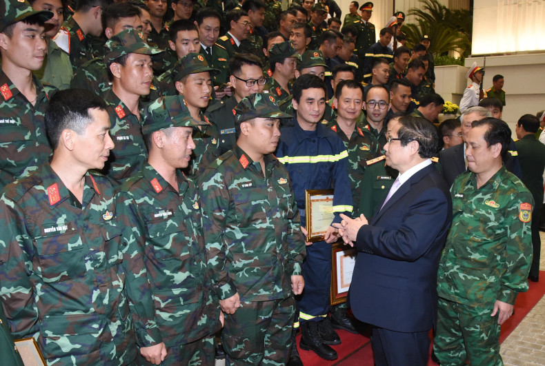 Prime Minister Pham Minh Chinh kindly visits and inquires about the officers and soldiers who participated in supporting Myanmar in overcoming the consequences of the earthquake.