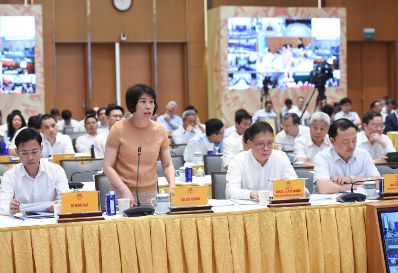 Deputy Minister of Finance Nguyen Thi Bich Ngoc speaks at the meeting.