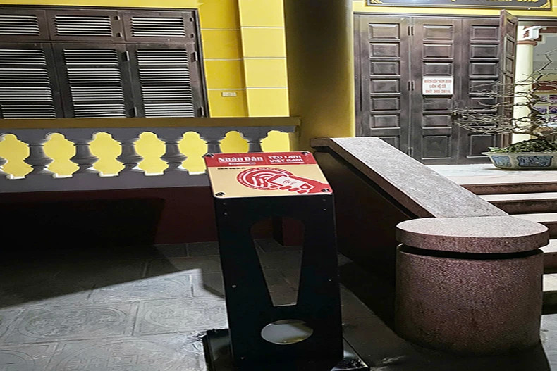 The chipboard is installed at the National Monument Site - Nam Cao Tomb and Memorial Site. The chipboard is installed at the National Monument Site - Nam Cao Tomb and Memorial Site.