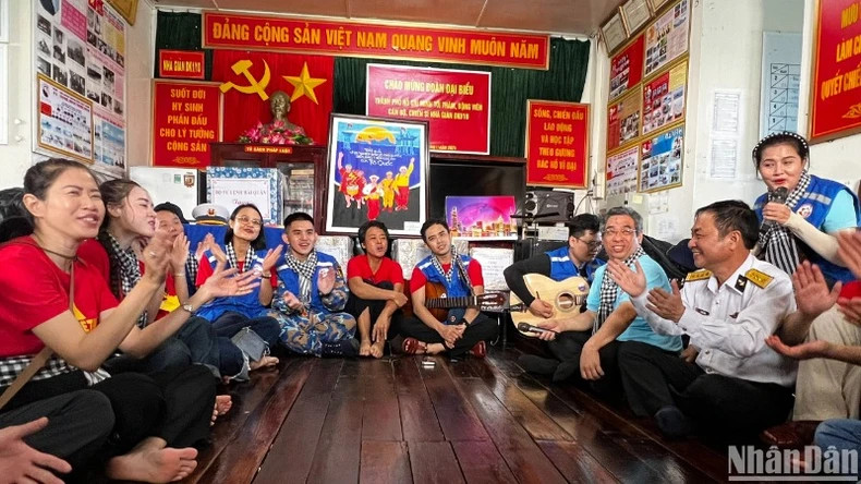 Officials and people from Ho Chi Minh City exchange with officers and soldiers at DK1/10 Platform. (Photo: NDO) Officials and people from Ho Chi Minh City exchange with officers and soldiers at DK1/10 Platform. (Photo: NDO)