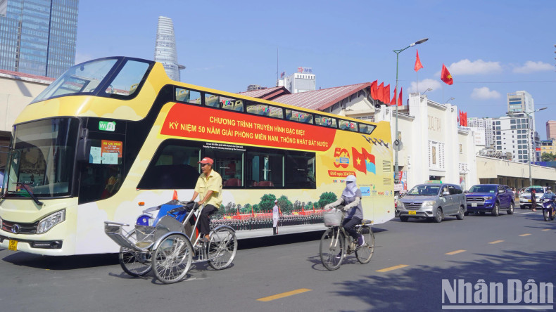 The streets of Ho Chi Minh City are resplendent with flags and flowers towards the grand celebration on April 30. The streets of Ho Chi Minh City are resplendent with flags and flowers towards the grand celebration on April 30.