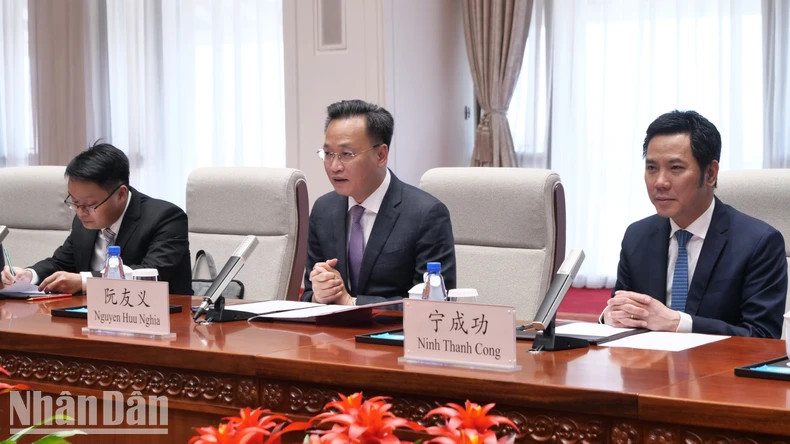Mr Nguyen Huu Nghia (middle) and Minister of the Vietnamese Embassy in China Ninh Thanh Cong (right) at the meeting. Mr Nguyen Huu Nghia (middle) and Minister of the Vietnamese Embassy in China Ninh Thanh Cong (right) at the meeting.