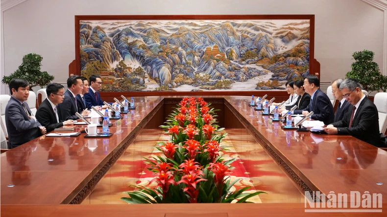 Overview of the working session between the Hung Yen provincial delegation and the Beijing Municipal Party Committee. Overview of the working session between the Hung Yen provincial delegation and the Beijing Municipal Party Committee.