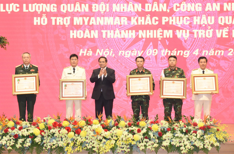 Prime Minister Pham Minh Chinh presents the Fatherland Protection Medal to teams and individuals for their achievements in supporting Myanmar in overcoming the consequences of the earthquake.