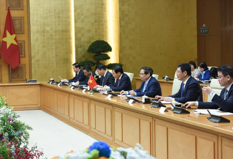 Prime Minister Pham Minh Chinh and members of the Vietnamese Government hold talks with Lao Prime Minister Sonexay Siphandone.