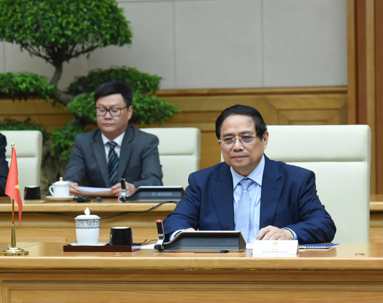 Prime Minister Pham Minh Chinh speaks at the meeting.