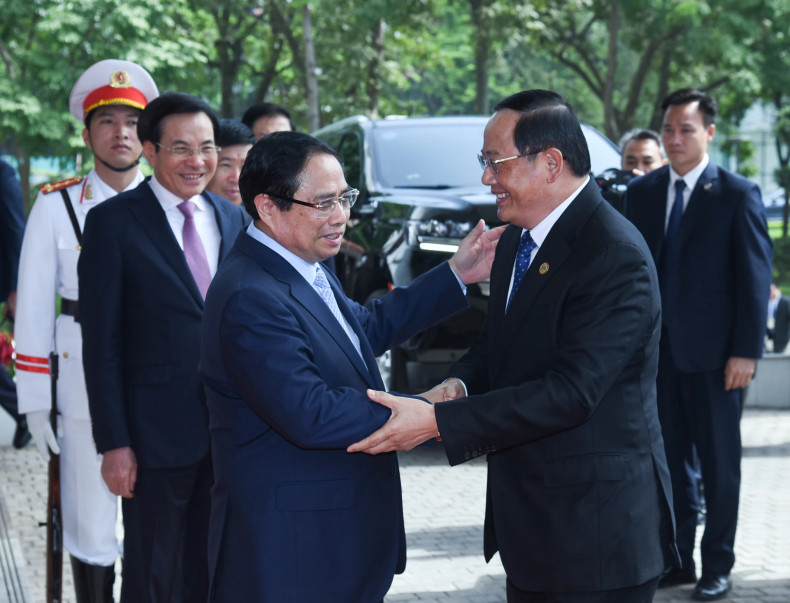 Prime Minister Pham Minh Chinh welcomes Lao Prime Minister Sonexay Siphandone.