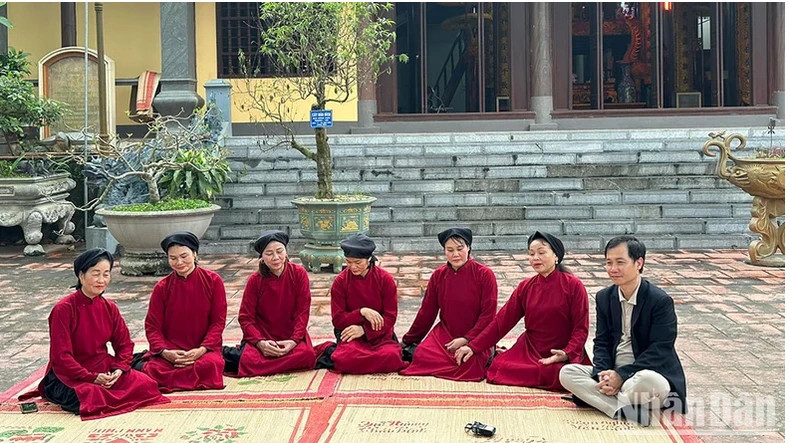 Researcher Nguyen Quang Long talks with xoan artists. (Photo: NDO) Researcher Nguyen Quang Long talks with xoan artists. (Photo: NDO)