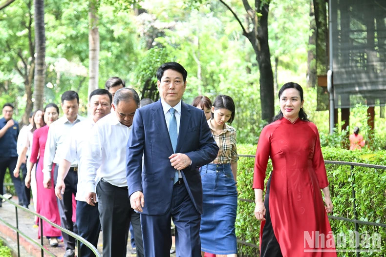 State President Luong Cuong and the delegates visit the Ho Chi Minh Relic Site at the Presidential Palace.