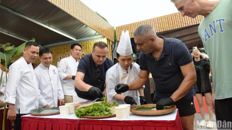 International visitors experience to make spring rolls at the festival. (Photo: NDO) International visitors experience to make spring rolls at the festival. (Photo: NDO)