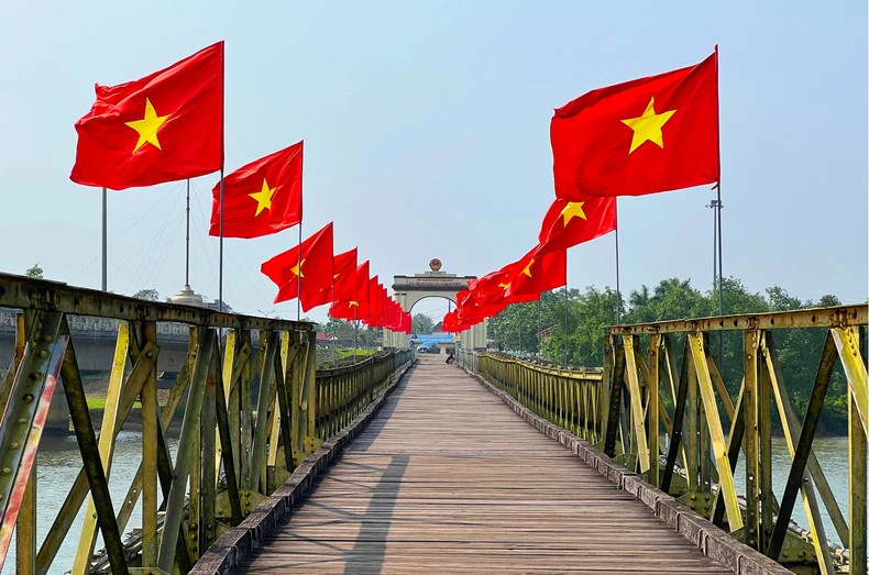 The red flag with yellow star proudly flies on Hien Luong Bridge The red flag with yellow star proudly flies on Hien Luong Bridge