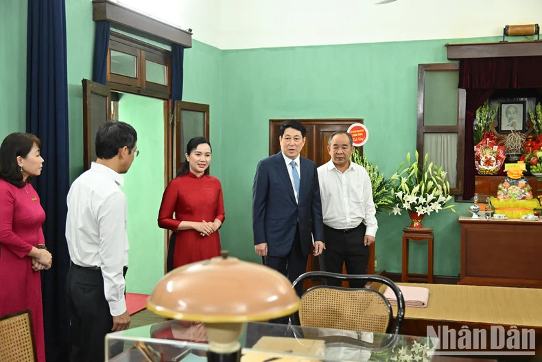 State President Luong Cuong visits the memorabilia of President Ho Chi Minh at House 67.