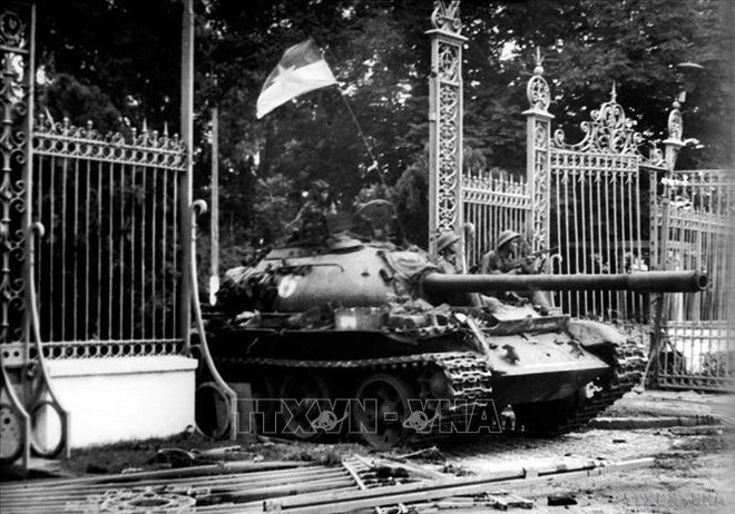 The Liberation Amy tank enters the Independence Palace at noon on April 30, 1975, marking the victory of the resistance war against the US, the liberation of the South, and national reunification. (Photo: VNA)