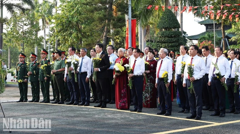 Delegates offered incense at the Dong Nai Provincial Martyrs' Cemetery. (Photo: NDO) Delegates offered incense at the Dong Nai Provincial Martyrs' Cemetery. (Photo: NDO)