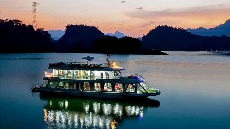 Beauty of Tuyen Quang Hydroelectric Reservoir.