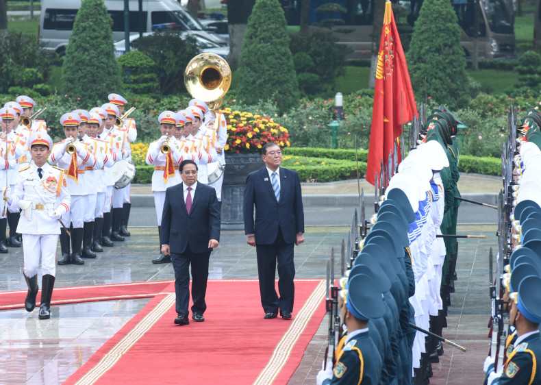 PM Pham Minh Chinh and Japanese PM Ishiba Shigeru review the Guard of Honour of theVietnam People's Army. PM Pham Minh Chinh and Japanese PM Ishiba Shigeru review the Guard of Honour of theVietnam People's Army.