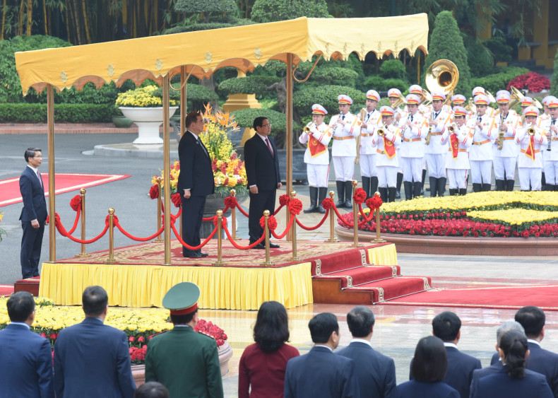 PM Pham Minh Chinh and Japanese PM Ishiba Shigeru perform the flag-raising ceremony of the two countries. PM Pham Minh Chinh and Japanese PM Ishiba Shigeru perform the flag-raising ceremony of the two countries.