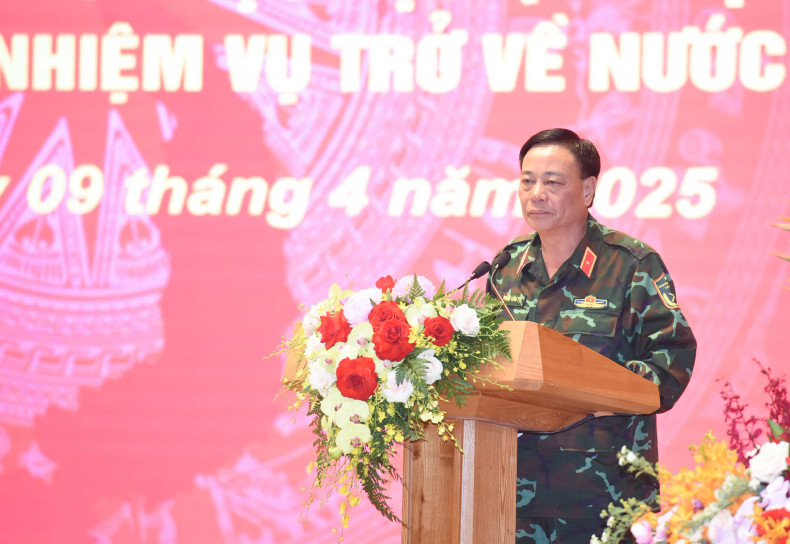 Major General Pham Van Ty, Deputy Director of the Department of Search and Rescue of the General Staff and Head of the Vietnam People's Army delegation that supported Myanmar in overcoming the consequences of the earthquake, reports on the search and rescue work.