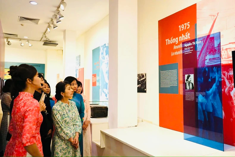 Mrs. Ishiba Yoshiko learned about the signing process of the Paris Peace Accords and the contributions made by Madame Nguyen Thi Binh. Mrs. Ishiba Yoshiko learned about the signing process of the Paris Peace Accords and the contributions made by Madame Nguyen Thi Binh.