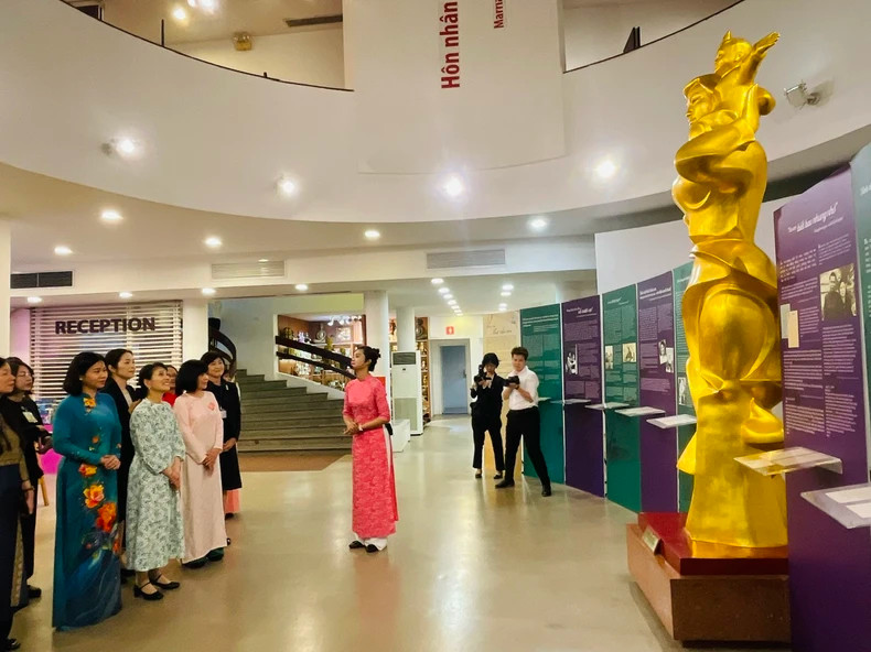 Mrs. Ishiba Yoshiko learned about the history, culture, and daily life of Vietnamese women through different periods. Mrs. Ishiba Yoshiko learned about the history, culture, and daily life of Vietnamese women through different periods.