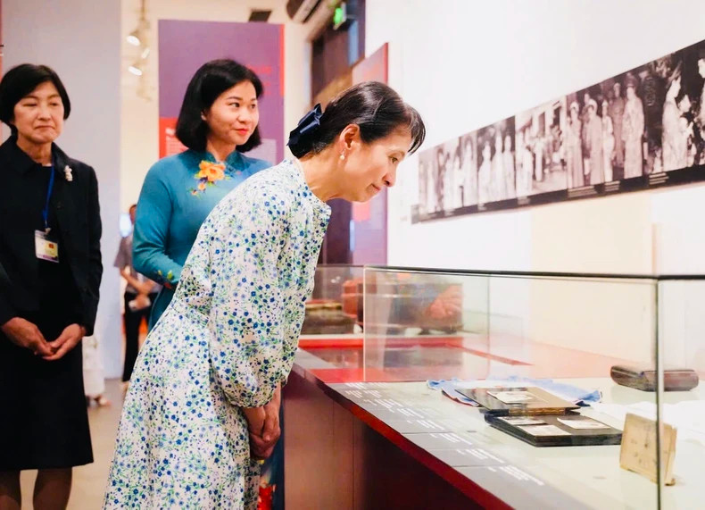 Mrs. Ishiba Yoshiko looked at documents and artefacts related to traditional wedding customs in Vietnam. Mrs. Ishiba Yoshiko looked at documents and artefacts related to traditional wedding customs in Vietnam.