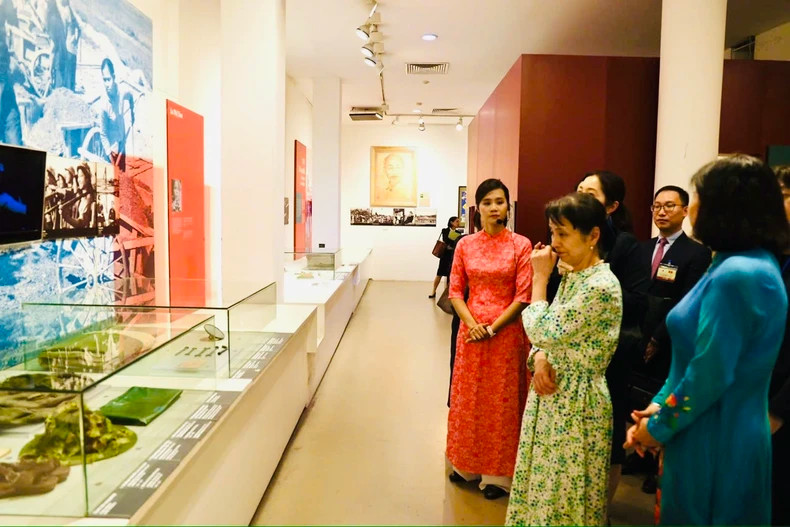 Mrs. Ishiba Yoshiko was visibly moved when listening to the story of the handwritten letter by Vo Thi Tan, a 24-year-old youth volunteer and leader of the "Girls Opening the Road" squad at Dong Loc T-junction. Mrs. Ishiba Yoshiko was visibly moved when listening to the story of the handwritten letter by Vo Thi Tan, a 24-year-old youth volunteer and leader of the "Girls Opening the Road" squad at Dong Loc T-junction.