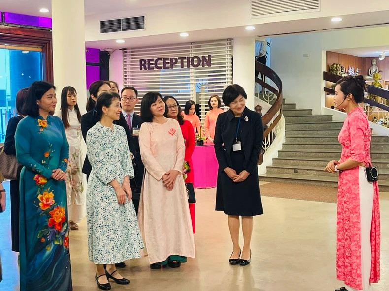 During the visit, Mrs. Ishiba Yoshiko and the Japanese delegation were introduced to the history and development of the Vietnamese Women's Museum. During the visit, Mrs. Ishiba Yoshiko and the Japanese delegation were introduced to the history and development of the Vietnamese Women's Museum.