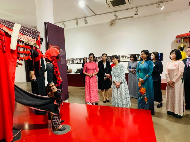 Mrs. Ishiba Yoshiko visited the display area of the traditional costumes of the Dao ethnic group. Mrs. Ishiba Yoshiko visited the display area of the traditional costumes of the Dao ethnic group.