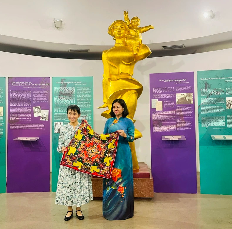 Ms. Nguyen Thi Tuyen, Member of the Party Central Committee and President of the Vietnam Women's Union, presented a souvenir to Mrs. Ishiba Yoshiko. Ms. Nguyen Thi Tuyen, Member of the Party Central Committee and President of the Vietnam Women's Union, presented a souvenir to Mrs. Ishiba Yoshiko.