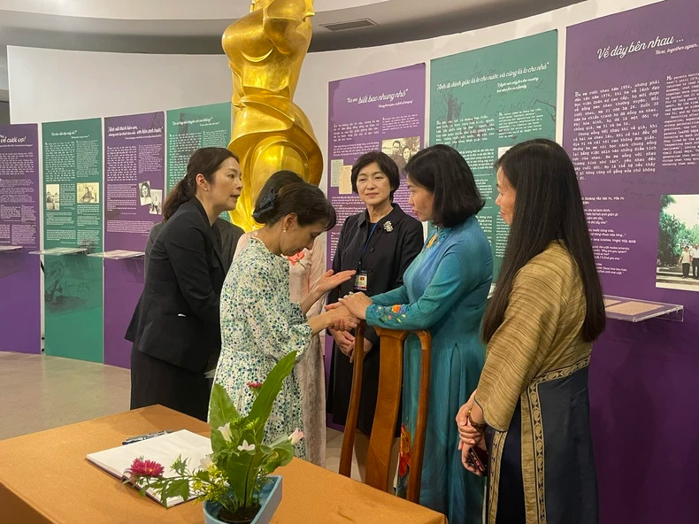 The spouse of the Japanese Prime Minister expressed deep emotion and admiration for the contributions and sacrifices of Vietnamese women after visiting the museum. The spouse of the Japanese Prime Minister expressed deep emotion and admiration for the contributions and sacrifices of Vietnamese women after visiting the museum.