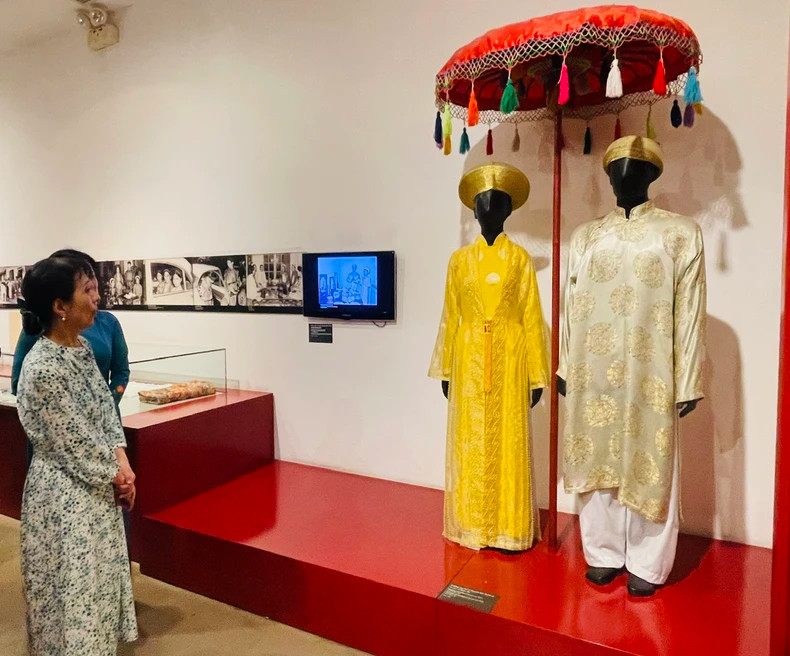 The spouse of the Japanese PM attentively listened to the introduction of the "Ao Dai" (Vietnamese traditional long dress). The spouse of the Japanese PM attentively listened to the introduction of the "Ao Dai" (Vietnamese traditional long dress).