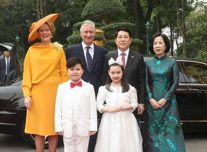 State President Luong Cuong and his spouse together with King Philippe and Queen Mathilde pose for a photo with Vietnamese children at the welcome ceremony in Hanoi on April 1. (Photo: VNA)