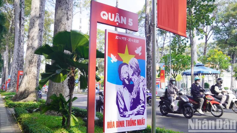 The flag street is not only beautiful but also a way to educate patriotism for the younger generation in protecting and developing the country. The flag street is not only beautiful but also a way to educate patriotism for the younger generation in protecting and developing the country.