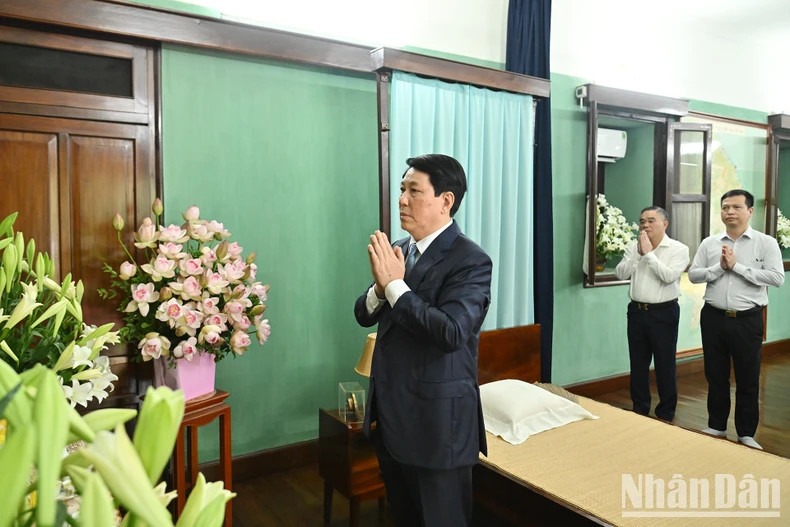 State President Luong Cuong and other delegates solemnly pay tribute to President Ho Chi Minh.