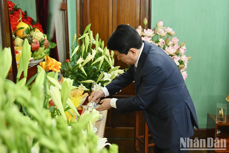 State President Luong Cuong offers incense in memory of President Ho Chi Minh.