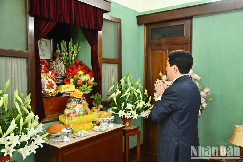 State President Luong Cuong solemnly pays tribute to President Ho Chi Minh.
