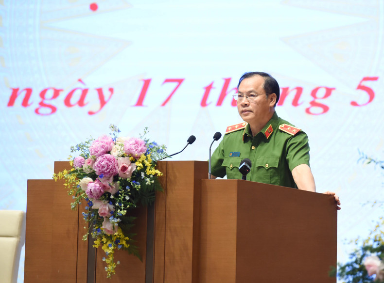 Lieutenant General, Deputy Minister Nguyen Van Long speaks at the meeting.