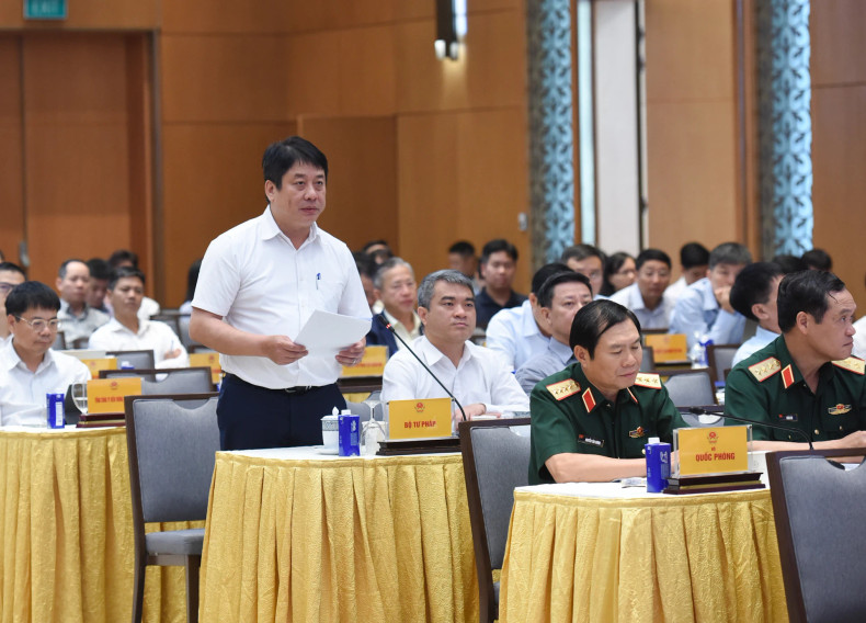 General Director of Vietnam Electricity Group (EVN) Nguyen Anh Tuan delivers the speech at the meeting.